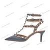 Sandales de créateurs de 10 cm de haut 10 cm High Rivets Chaussures habillées gladiateur romain Slingback Sandles Designer pointu en cuir breveté Femmes coffrisées avec des goujons