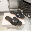 Top de qualité Sandale Summer Flat Mule Womans Nouvelles pantoufles intérieures Black White Home Loafer Sunny Beach Pool Luxury Designer Sliders Chaussures décontractées