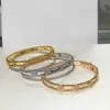 Bracelet conçu de bijoux de luxe élevé pour les amoureux du bracelet étroit femelle de la Saint-Valentin en or avec une camionnelle commune