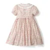 Платья девочки 2025 Ретро цветочные детские платье для девочки вышитые линии дышащие дымовая детская одежда пуговица повязка детская одежда 240508