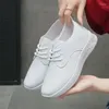 Zapatos informales 2024 Mujer Pu White White White Sneakers Muestra de tendencia Lady Sports Walking Skateboard Booties