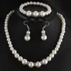 Collier de boucles d'oreilles Engagement de mariage Femmes Simulate Pearl Jewelry Set Collier / Boucles d'oreilles / bracelets Bijoux de mode BIDES FEMMES DES FEUX J240508