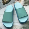 Designer sko ny stil tofflor sandal glid macaron tjock botten icke-halk mjuk botten mode g hus tofflor kvinnor bär strand flip-flops ins