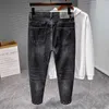 Mäns jeansdesigner sommar och hösttunna jeans för mäns smala fit leggings 2024 Nya raka ben beskurna avslappnade byxor för herrkläder 6xl9