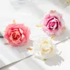 Couronnes 100pcs Silk artificiel Roses blanches Mariage Home Decoration Needlework Cake Accessoires de Noël Couronne de Noël Fausses Fleurs