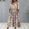 Lässige Kleider Frauen Sommerkleid runden Hals Retro Blumendruck mittelschärmend A-Linie plissierte Seitentaschen hohe Taille Big Saum Urlaub Midi