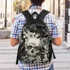 Calaveras de mochila y rosas para mujeres estudiantes universitarios escolares