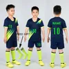 Jerseys 1 paire de cadeaux à genoux gratuits pour les garçons de football Jersey Song set Custom Ldren Football Jersey Set H240508