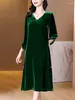 Casual jurken 2024 Green Velvet V-hals lange mouw herfst winter luxe losse dames vrouwen Koreaanse vintage elegante avond J321