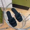 Kvinnors designer sandaler med glidande täckning lyxiga platt tofflor sommarstrand sandaler klassiska gummi utomhus avslappnade skor