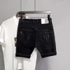 Мужские наклейки на марки 2023 лунки корейская мода тонкая джинсовая джинсовая шорт -брюки леггинсы джинсы шорты 240423