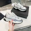 2024 Novo estilo Summer feminino ao ar livre Sapatos casuais calcanharam moda de luxo de luxo novo tênis de tênu