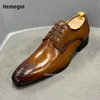 Chaussures décontractées en cuir marron sculpté à bout pointu.