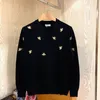 Męskie swetry męskie dzianinowe pullover czarny szkiełka haft pszczoły miękki sweter przystojny jesienny zima swoboda hurtowa 2022 Mężczyzna 254o