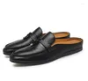 Chaussures décontractées couvrent les pantoufles pour hommes à talons plats en cuir respirant des messieurs extérieurs respirants