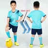 Jerseys 1 paire de cadeaux à genoux gratuits pour les garçons de football Jersey Song set Custom Ldren Football Jersey Set H240508