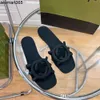 Kvinnors designer sandaler nya lyxiga platt tofflor sommarstrand sandaler klassisk gummi glidande täcke utomhus avslappnade skor