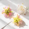 Couronnes 100pcs Silk artificiel Roses blanches Mariage Home Decoration Needlework Cake Accessoires de Noël Couronne de Noël Fausses Fleurs