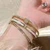 Braccialetto di titanio dorate in acciaio dorato di fascia alta di fascia alta anello normale zircone nicchia di lusso