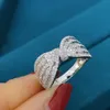 2024 INS TOP SPRZEDAŻ WEDLIWA Oszałamiająca luksusowa biżuteria 925 srebrne napełnianie Pave White Sapphire CZ Diamond Stones Party Women zaręczyny Pierścień Pierścień