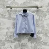 Kvinnors blusar skjortor designer märke tidigt vår ny pra nanyou gaoding vitalitet flickor färskt och mångsidigt brevtryck kontrast randig skjorta qb6d