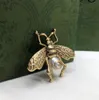 Designer Pearl Bee Brooch Pin High Quality Suit Breastpin Brosches Män Kvinnor Älskare Gift Corsage PREDROMEN