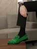 Casual Shoes Fody Men's Velvet mit Nietlähler rund Toe Frühling Herbst Männchen Slip auf der Party Hochzeitsshow Grüne Single