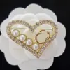 Vogue Men Projektant Women broszki 18K Gold Splated Crystal Rhinestone Letter Lett Jewelry BroOlch Charm Pin Wedding Party Ubranie Akcesoria