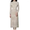 Casual Dresses Temperament Långärmad midja-tätt ihålig klänning för kvinnor 2024 Spring Frill rundhals Hög midja spetsar