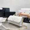 Frauen Kaviar winziger Klappenbeutel oben in der Verarbeitung von Leder, das die Diamantkristall Luxushandtaschen Crossbody Designer -Taschen C WXUD nähen