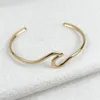 Pulseiras simples de torção de ondas para mulheres Bracelete de aço inoxidável Jóias de luxo de luxo de ouro Prazado de ouro do dia dos namorados Presentes 240423