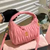 Frauen Satin Handtaschen Designer -Taschen Unterarm Clutch Schulter Luxus Leder Reise Handtasche Hobo Bankett Halbmond Matelasse Bowling Regenbogen gelbblau Pink