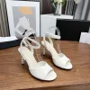 2024 Designer Luxe Pure Color High-Heele Sandalen Fashion Classic echt leer sexy casual buiten elegantie schoenen Lady Strappy Pearl Heel Sandaal