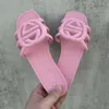 Sandals di spedizioni gratuite Donne donne intrecciate G Slide pantofole in gomma da donna sceneggiatura da spiaggia piatta per gelatina arancione muli autunno per estate pool di lusso impermeabili