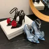 2024 Fashion Denim Buckle Gurt High Heels Frauen sexy spitze offene Zi -Kristallblume Schlanke Absatz Sandalen Partykleid