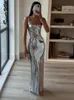 Sily Silver Backless Hollow Out Sling Robes Fomen Women Fashion Square Collar sans manches Slim Vestidos Femme Femme Party Robe 240424