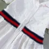 ブランドガールズホローレター刺繍ドレス夏の子供ラペル半袖コットンプリーツドレスファッションキッズデザイナー衣料Z8025