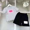 子供の服セット幼児の男の子のトラックスーツ半袖Tシャツショーツ夏の手紙プリントTシャツトップス女子服スーツアウトウェアティーブラックホワイト