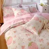 Ensembles de literie mignonnes rose fraise vers le bas en couette couvercle de lit plat taillon d'oreiller floral litière fille literie douce et épaisse litière de coton lavé J240507