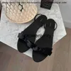 Die Reihe der * Reihen neue Velvet Bug Rückengurt flache Sandalen Mode einfache Pendler Müller Schuhe Frauen Qf4o