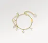 Designer witte bloem bedel armband luxe sieraden merkbangle 18k gouden vergulde titanium staal voor vrouwen klassieke armbanden feest geschenk armbanden