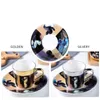 Muggar spegel kaffe spekulära reflektion kroppsmålningar keramiska tekoppar och tefat skickar sked kreativt kafé