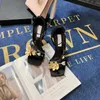 Sandalet Kadın Sıcak Gece Elbise Ayakkabı Tasarımcı Kadın Yüksek Topuklu Patent Deri Nokta Ayak Pompaları Smoçers Siyah Çiçek Basılı Ayakkabı Boyutu 35-41