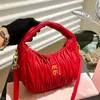 Frete grátis mulheres bolsas de cetim de cetim Bolsas de grife de travessa de luxo Bola de viagem de couro de luxo Hobo Banquet Tote Half Moon Bowling Rainbow Red colorido