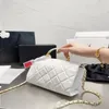 Frauen Kaviar winziger Klappenbeutel oben in der Verarbeitung von Leder, das die Diamantkristall Luxushandtaschen Crossbody Designer -Taschen C WXUD nähen