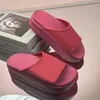 vrouw slippers mode sandalen strand dikke bodem slipper luxe designer platform alfabet dame lederen platte dia's 01