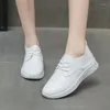 Zapatos informales 2024 Mujer Pu White White White Sneakers Muestra de tendencia Lady Sports Walking Skateboard Booties