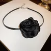 Collier de fleur de style pur désir nouveau à la mode et créative personnalisée simple collier français rétro sombre collier