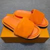 Sandalias de diseñador Mujeres parejas Piscina Condates de almohada Toboganes de cuero para mujer Sandalia sandalia de verano zapatos planos de verano Crocs Tobas Tobogán con caja