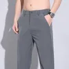 Abbigliamento marchio primavera estate casual uomini ultra sottili di seta ghiacciata pantaloni freddi elastico in vita grigia dritti pantaloni maschi 240428